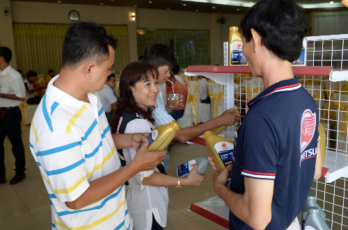 Nên thay bugi và dầu nhớt định kỳ cho xe máy 