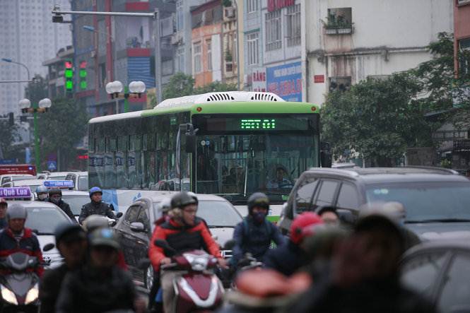 Vì sao xe chạy chậm không nên ở làn trái