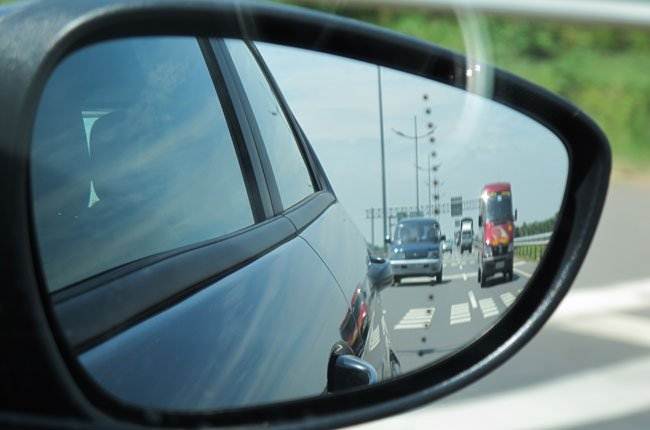 Có nên lắp gương chiếu hậu tự động cho ô tô?