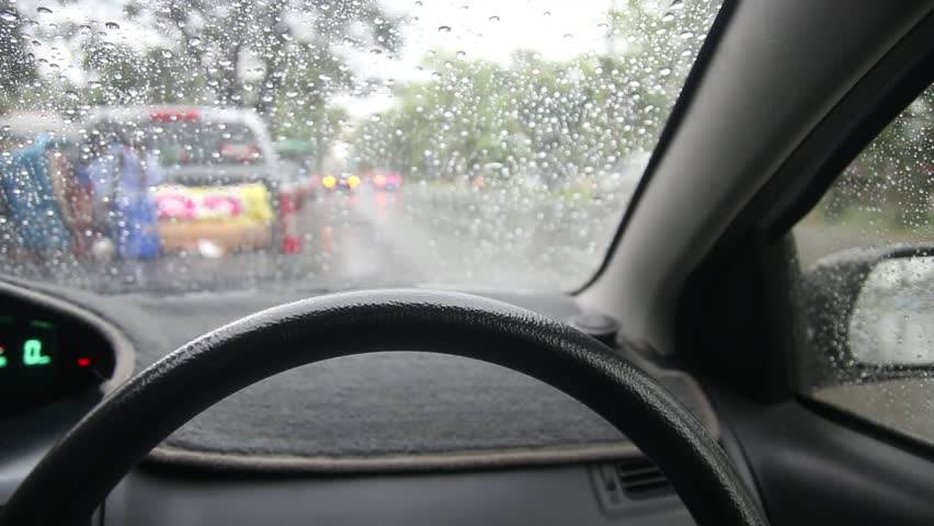 Đi xe hơi dưới trời mưa - ước mơ hiện thực của một người Việt 