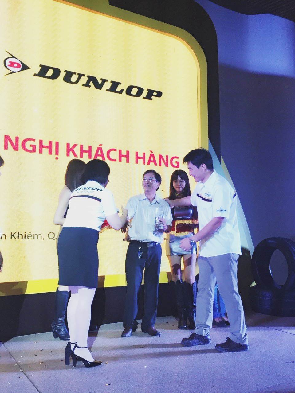 TRUNG TÂM VỎ XE YẾN PHONG -TOP 10 ĐẠI LÝ XUẤT SẮC TOÀN QUỐC CỦA DUNLOP