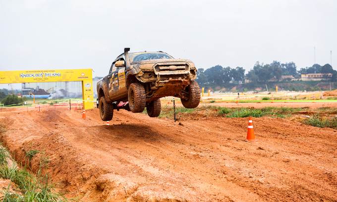 Tay lái Việt thử thách off-road tại Bình Dương 