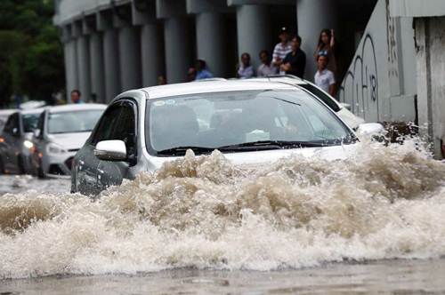 Những điều cấm kỵ khi lái xe đường ngập nước - tài xế Việt cần nhớ 