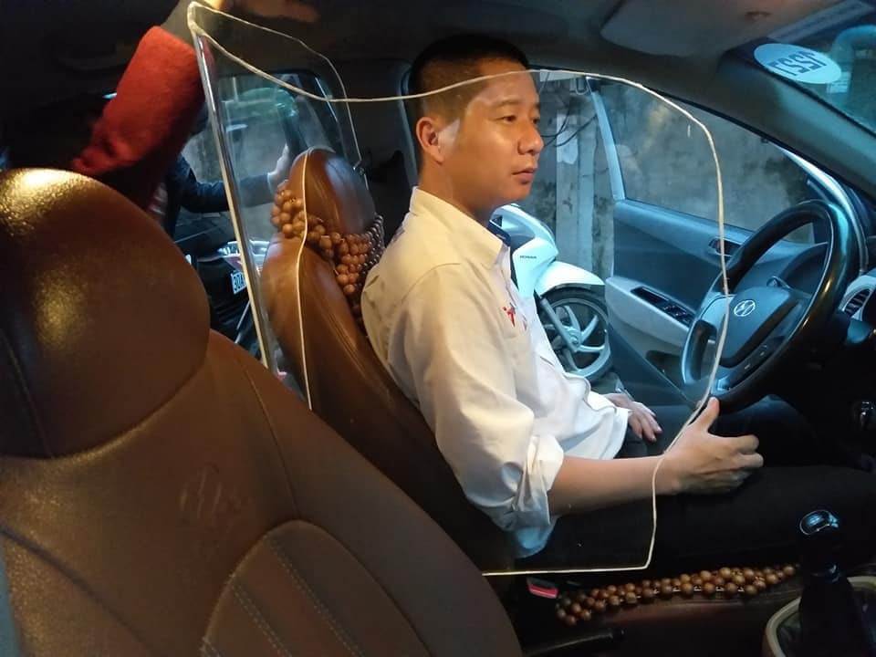 Tài xế Hà Nội và Sài Gòn tự chế ‘giáp’ trên ô tô nhận nhiều phản hồi khó ngờ